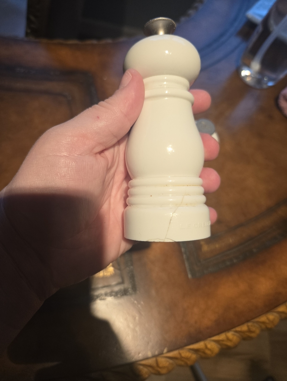 Le Creuset White Salt & Pepper Mill Set | Ceramic Grinders Online 80$ - Picture 7 of 9